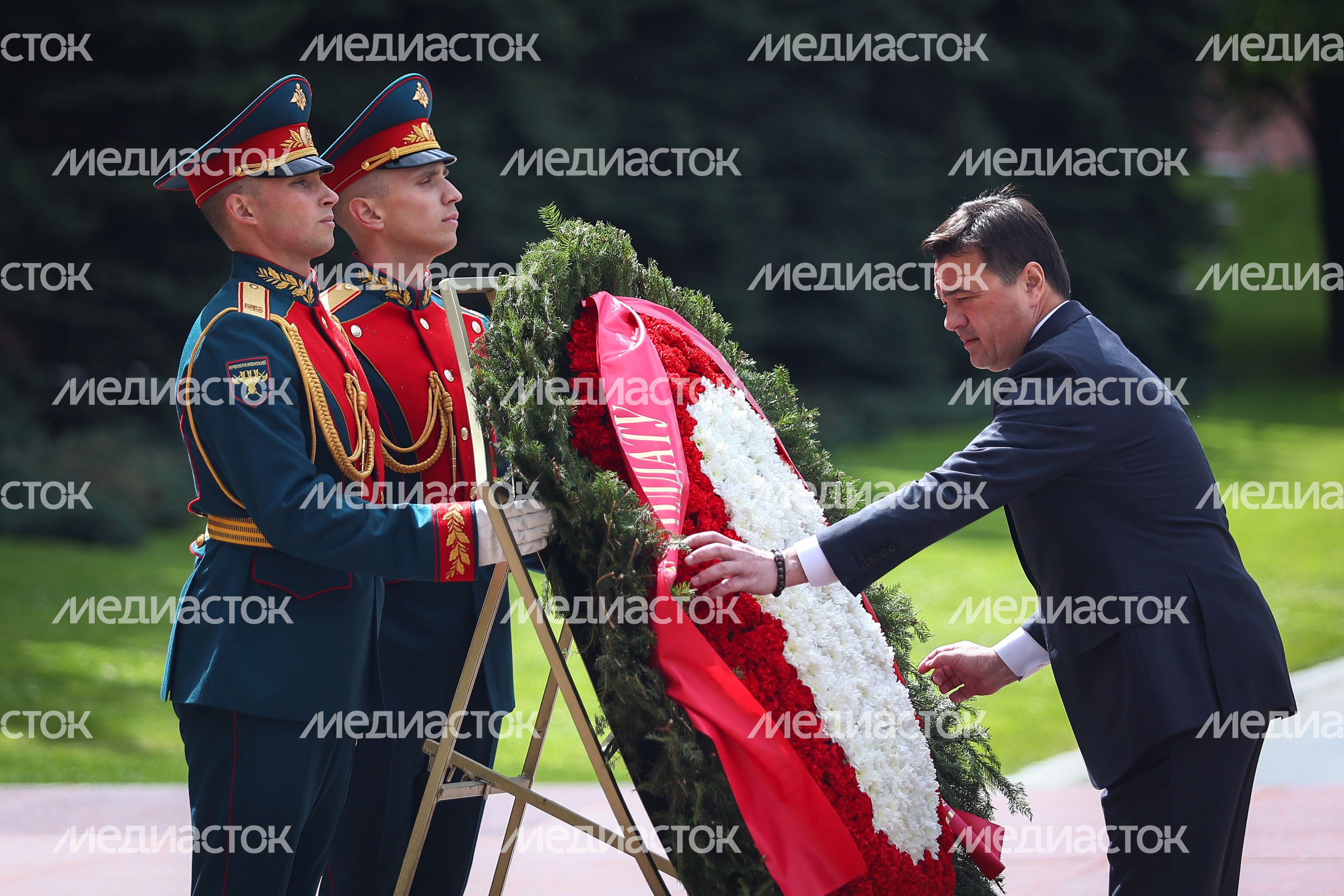 Возложение губернатором венка к Могиле Неизвестного Солдата