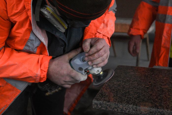Процесс обработки гранитного камня специалистами ГБУ «Гормост» для облицовки стен подземных пешеходных переходов в Москве