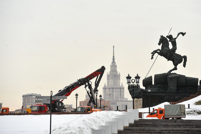 Промывка после зимы Монумента Победы на Поклонной горе в Москве