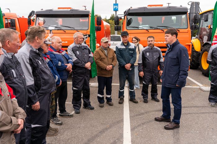 Вице-губернатор Владислав Мурашов вручил ключи от новой коммунальной техники работникам предприятий ЖКХ Подмосковья