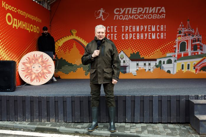 Глава Одинцовского округа Андрей Иванов на субботнике в Одинцовском парке культуры, спорта и отдыха им. Ларисы Лазутиной