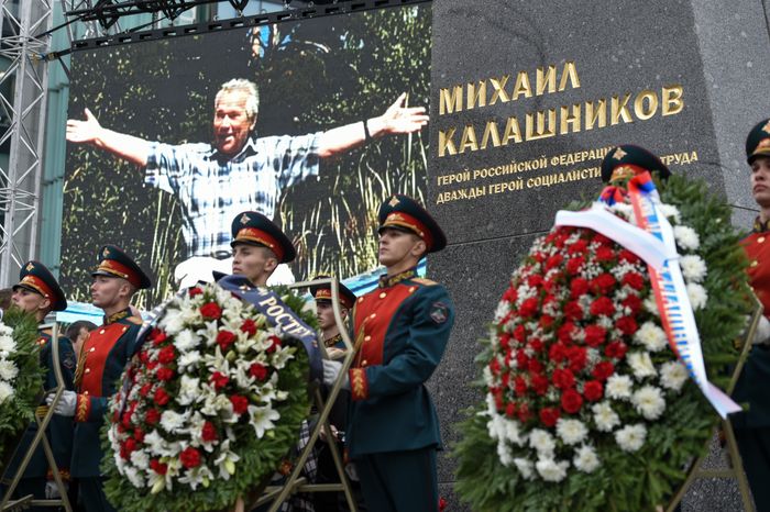В Москве торжественно открыли памятник Михаилу Калашникову
