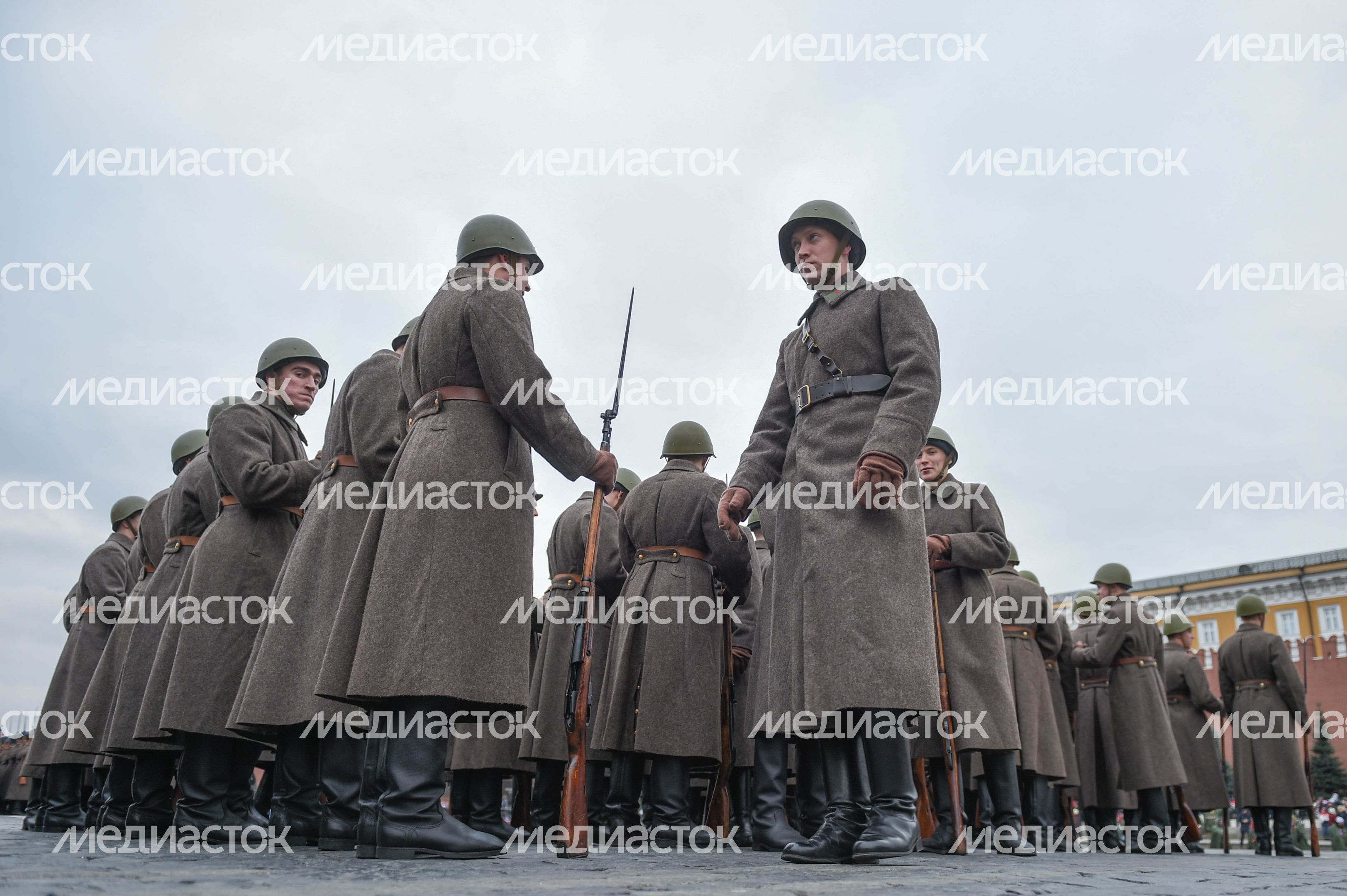 Торжественный марш в честь парада 1941 года на Красной площади в Москве