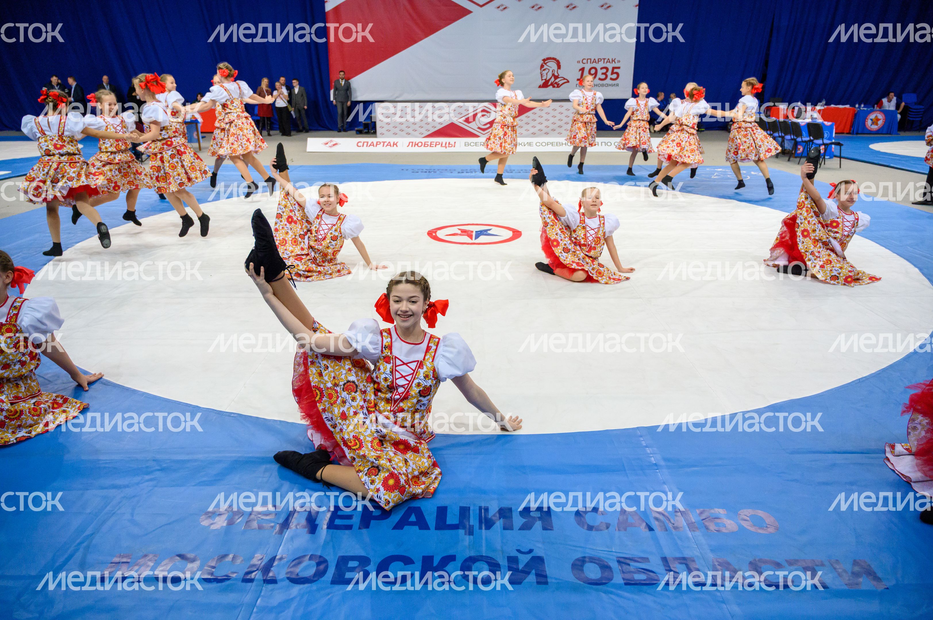 Выступление театра танца «Браво» с номером «Ах вы сени мои сени» на открытии соревнований по самбо Выступление театра танца «Браво» с номером «Ах вы сени мои сени» на открытии соревнований по самбо