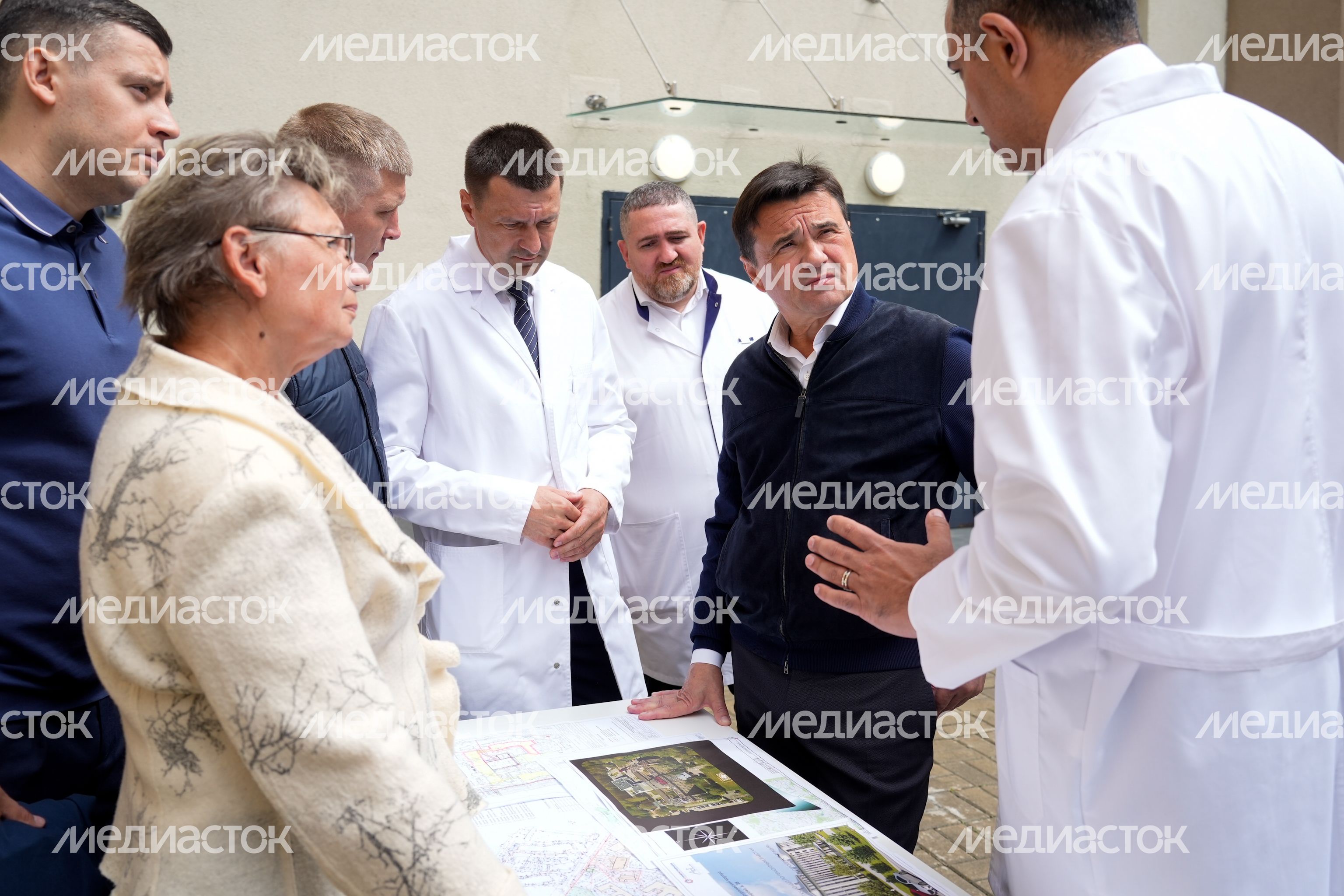 Андрей Воробьев осмотрел отделение реанимации Подольской ОКБ после капремонта и пообщался с медиками