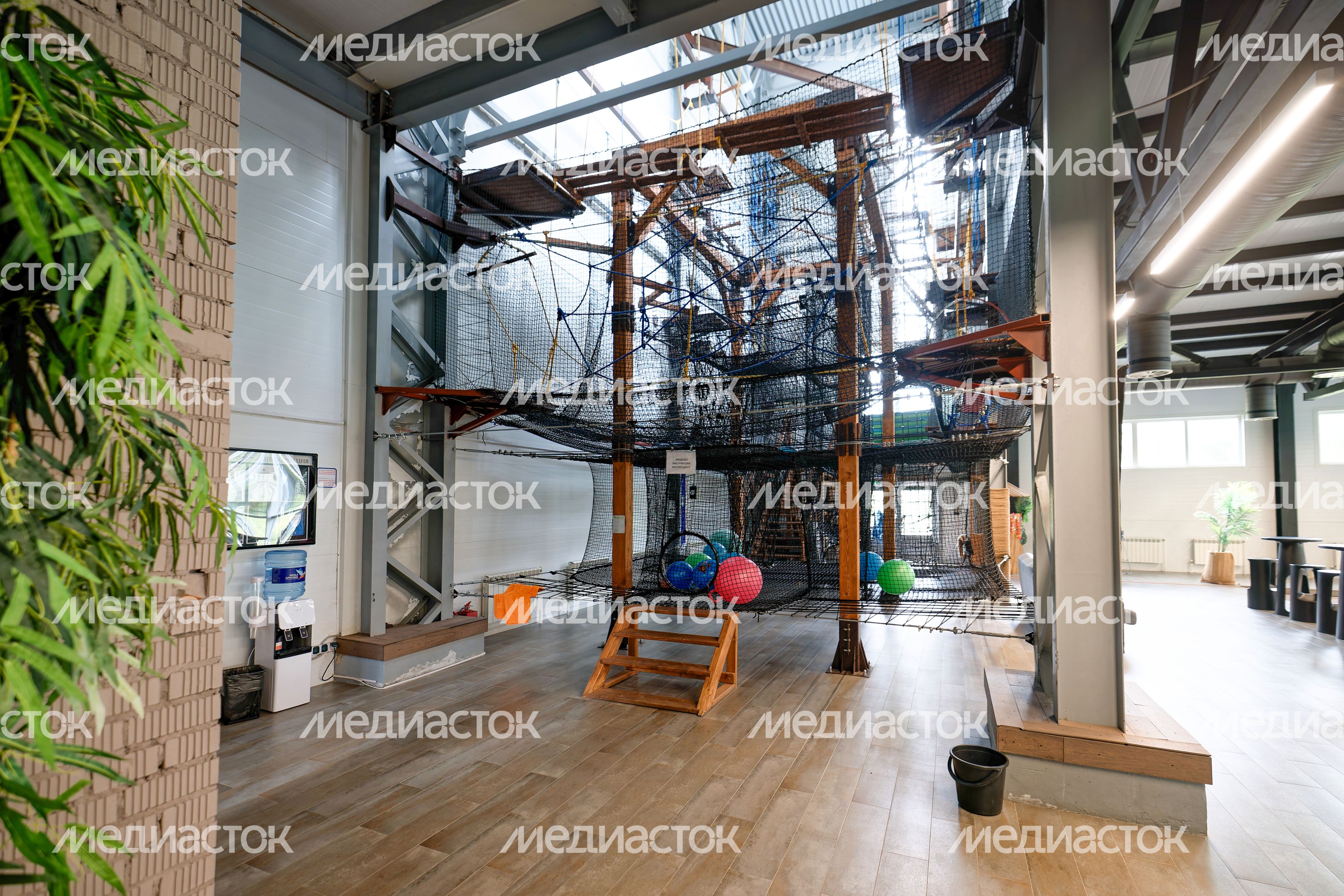 Лабиринт и веревочный городок в спортивно-развлекательном парке Freezone в Чехове Лабиринт и веревочный городок в спортивно-развлекательном парке Freezone в Чехове