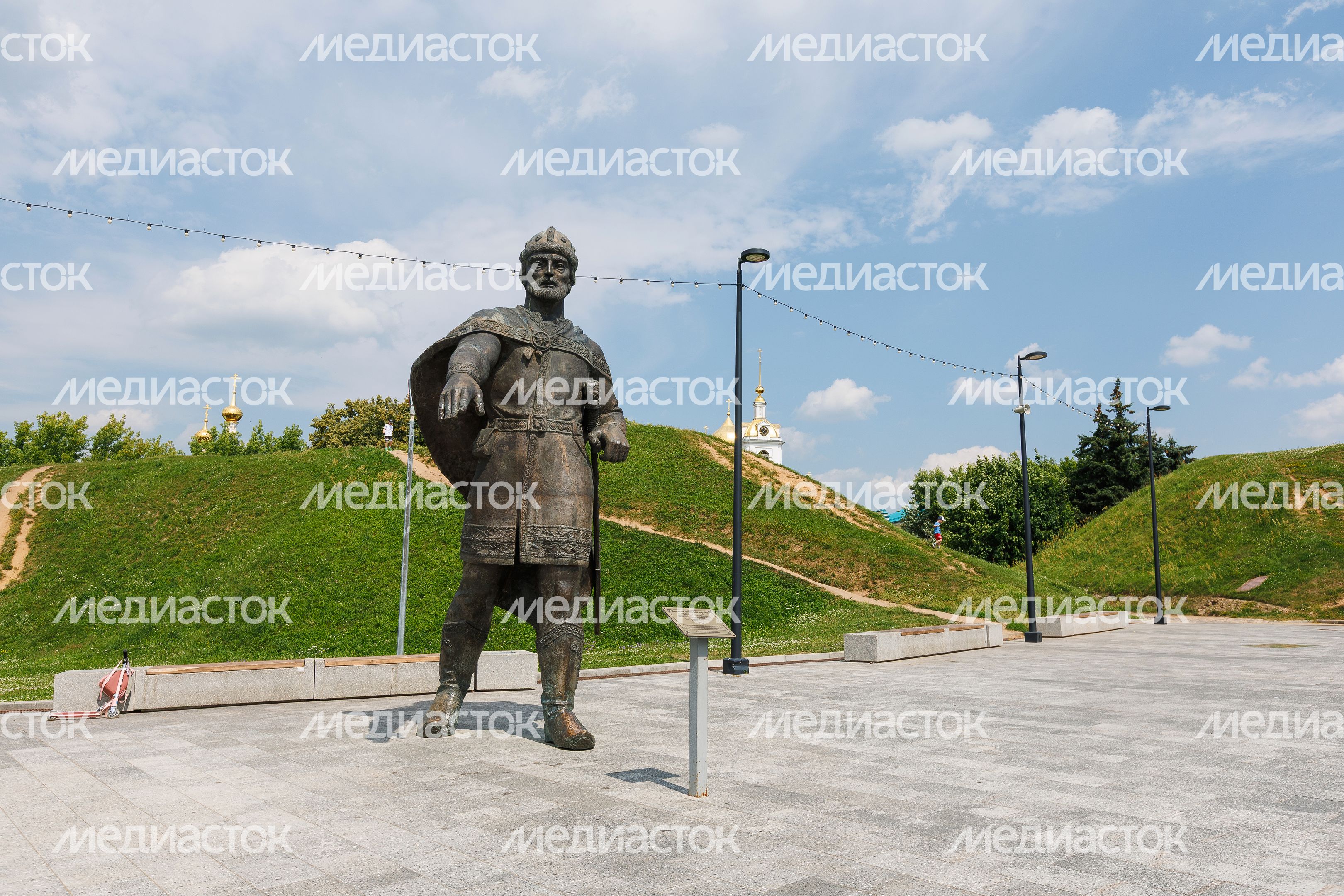 Памятник Юрию Долгорукому — основателю Дмитрова на Советской площади Памятник Юрию Долгорукому — основателю Дмитрова на Советской площади
