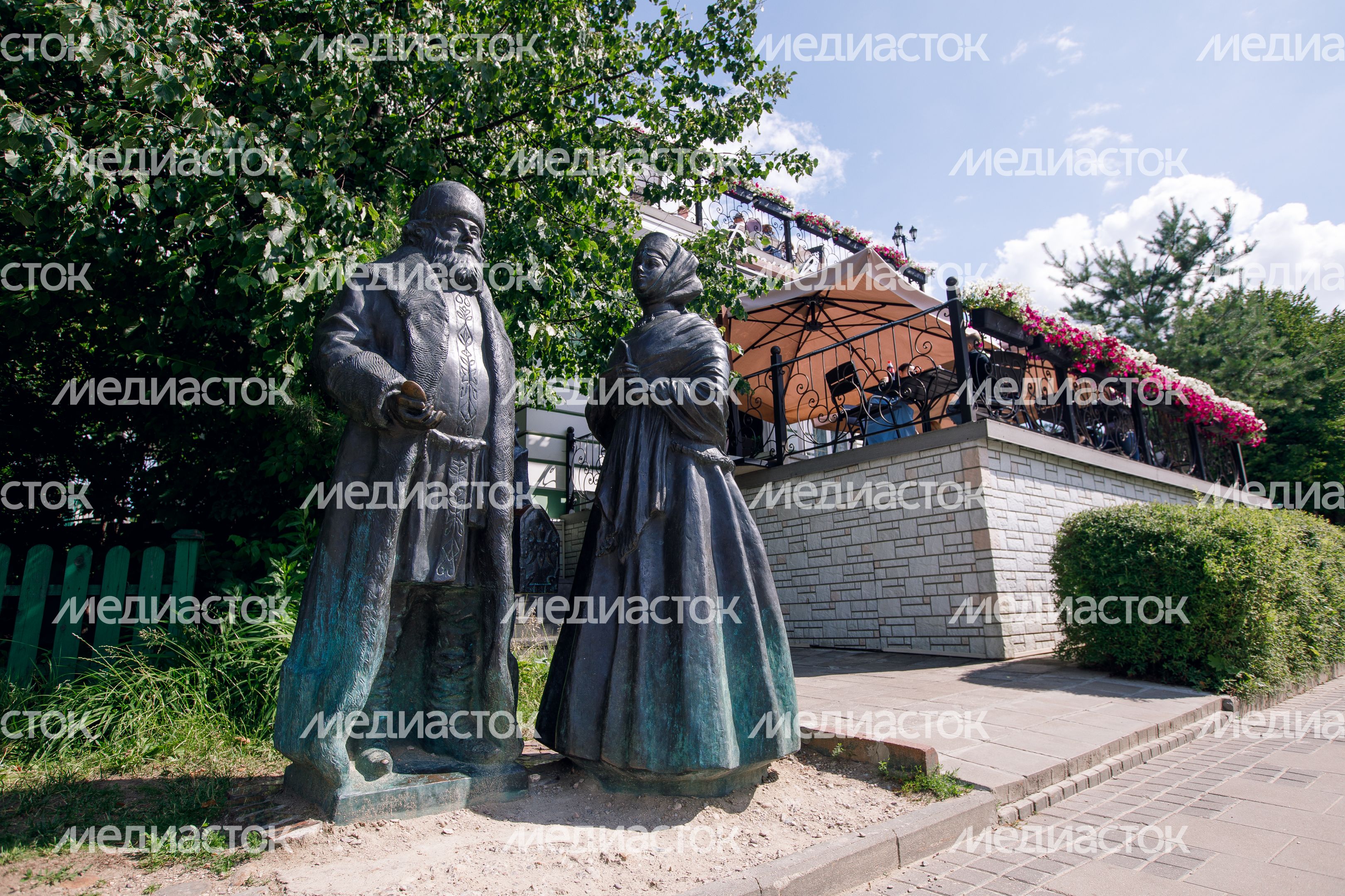 Дмитров. Скульптурная композиция «Горожане» Дмитров. Скульптурная композиция «Горожане»