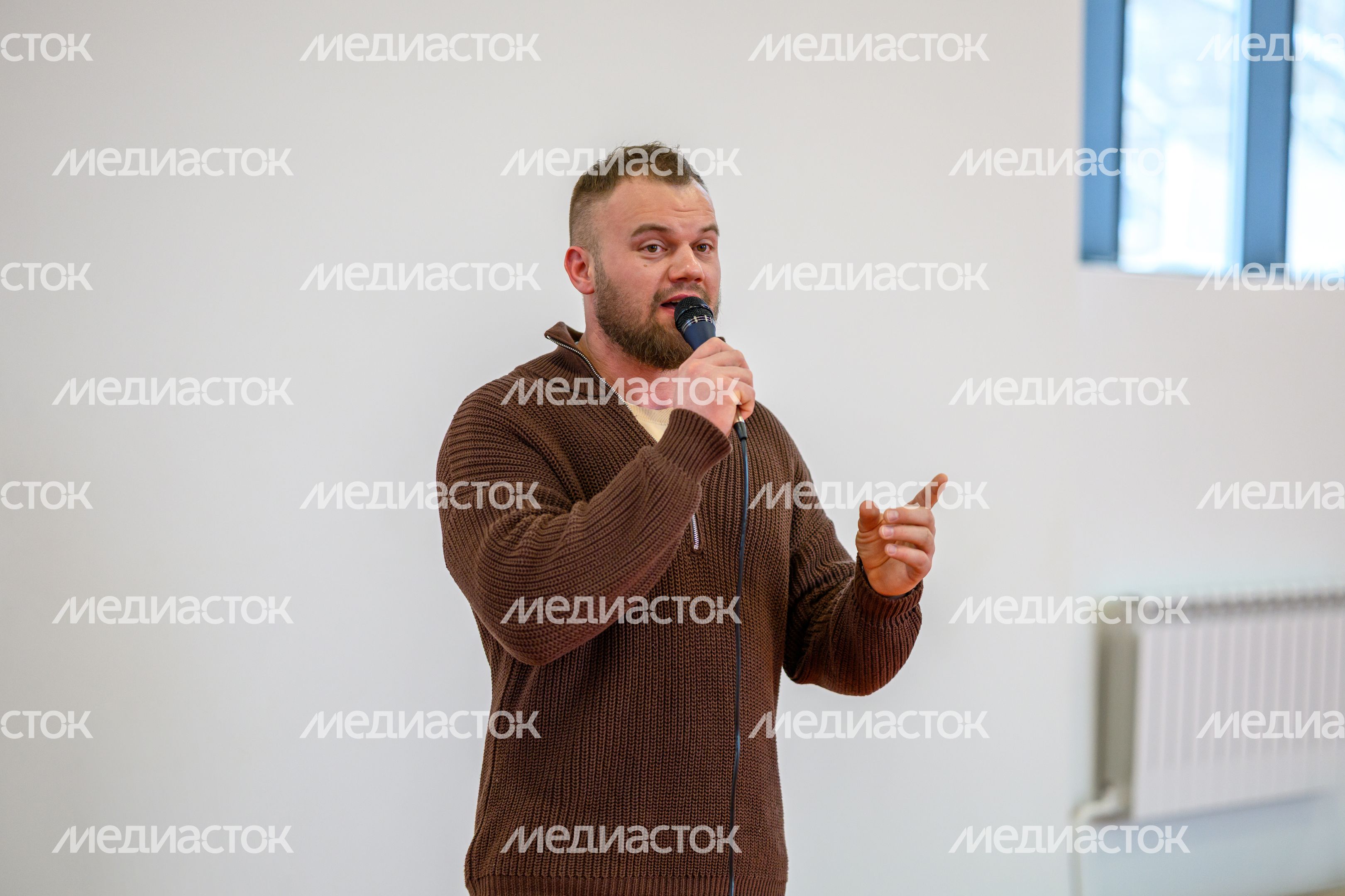 Актер и фитнес-стренер Андрей Сухин провел открытую тренировку для молодых спортсменов в Люберцах Актер и фитнес-стренер Андрей Сухин провел открытую тренировку для молодых спортсменов в Люберцах