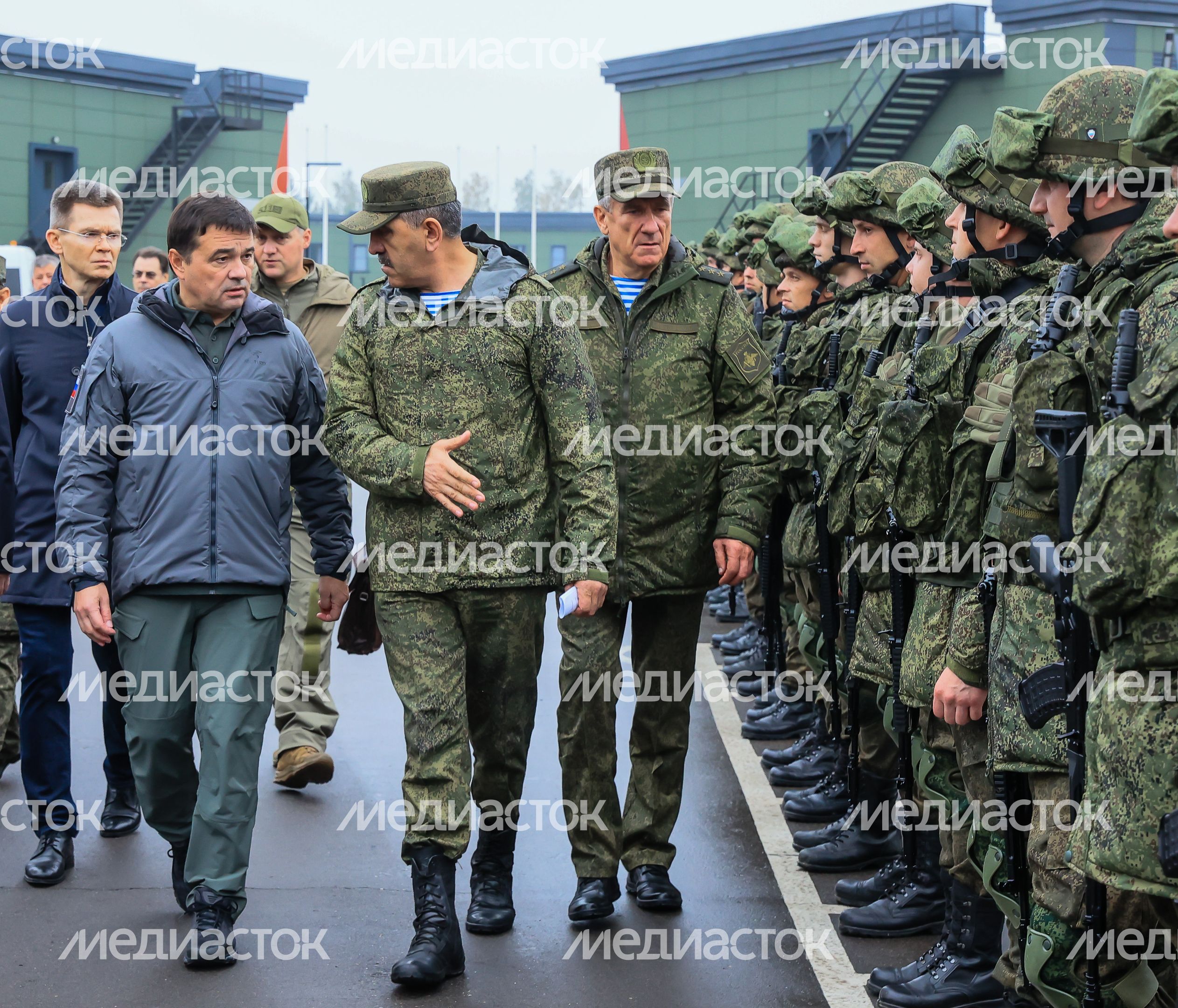 Проверка губернатором Подмосковья условий размещения мобилизованных в парке «Патриот»
