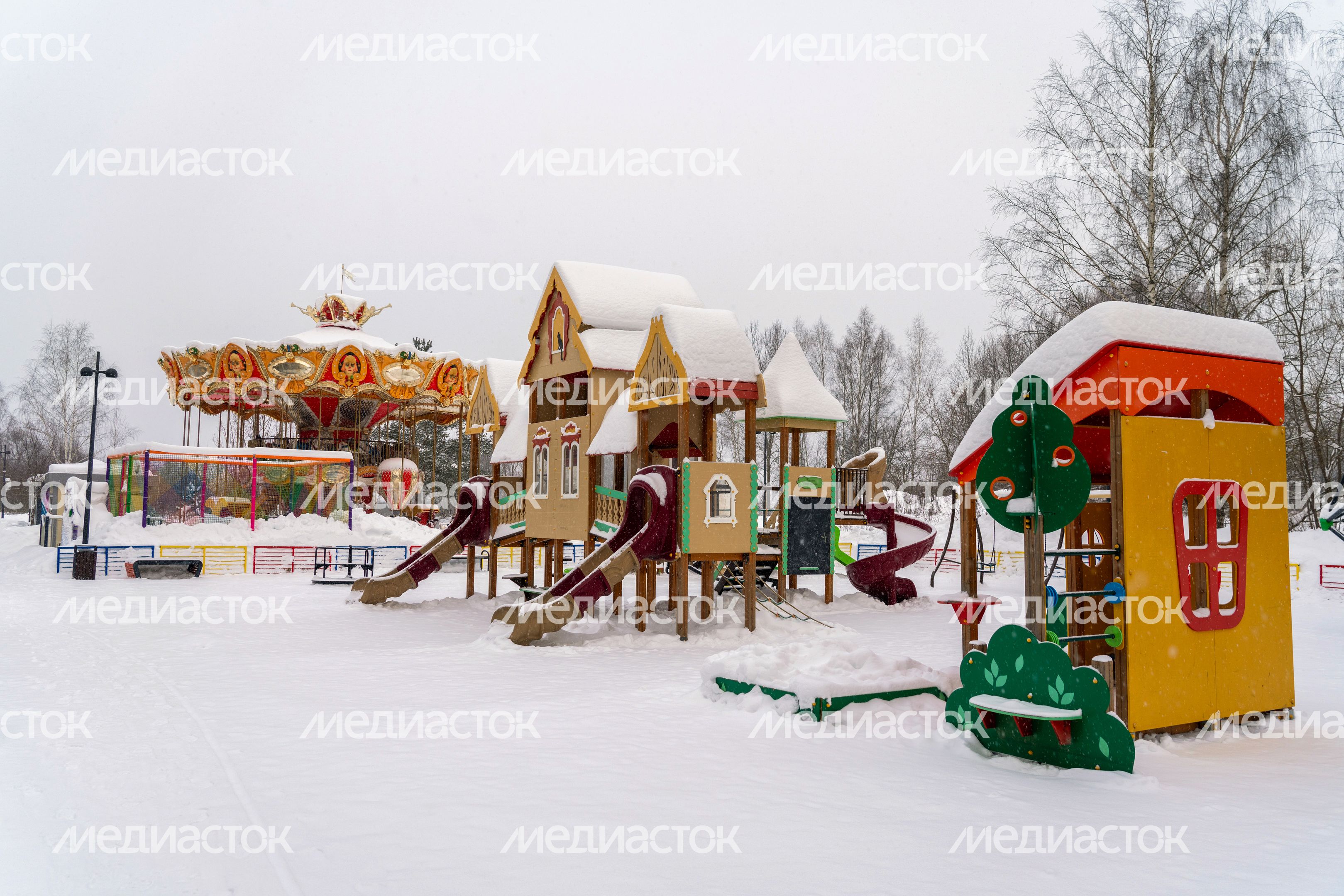 Детская площадка в городском парке культуры и отдыха Чехова зимой Детская площадка в городском парке культуры и отдыха Чехова зимой