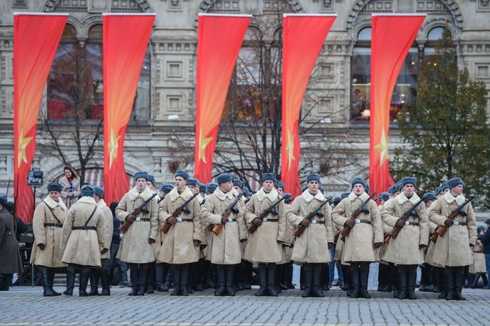 Торжественный марш в честь парада 1941 года на Красной площади в Москве