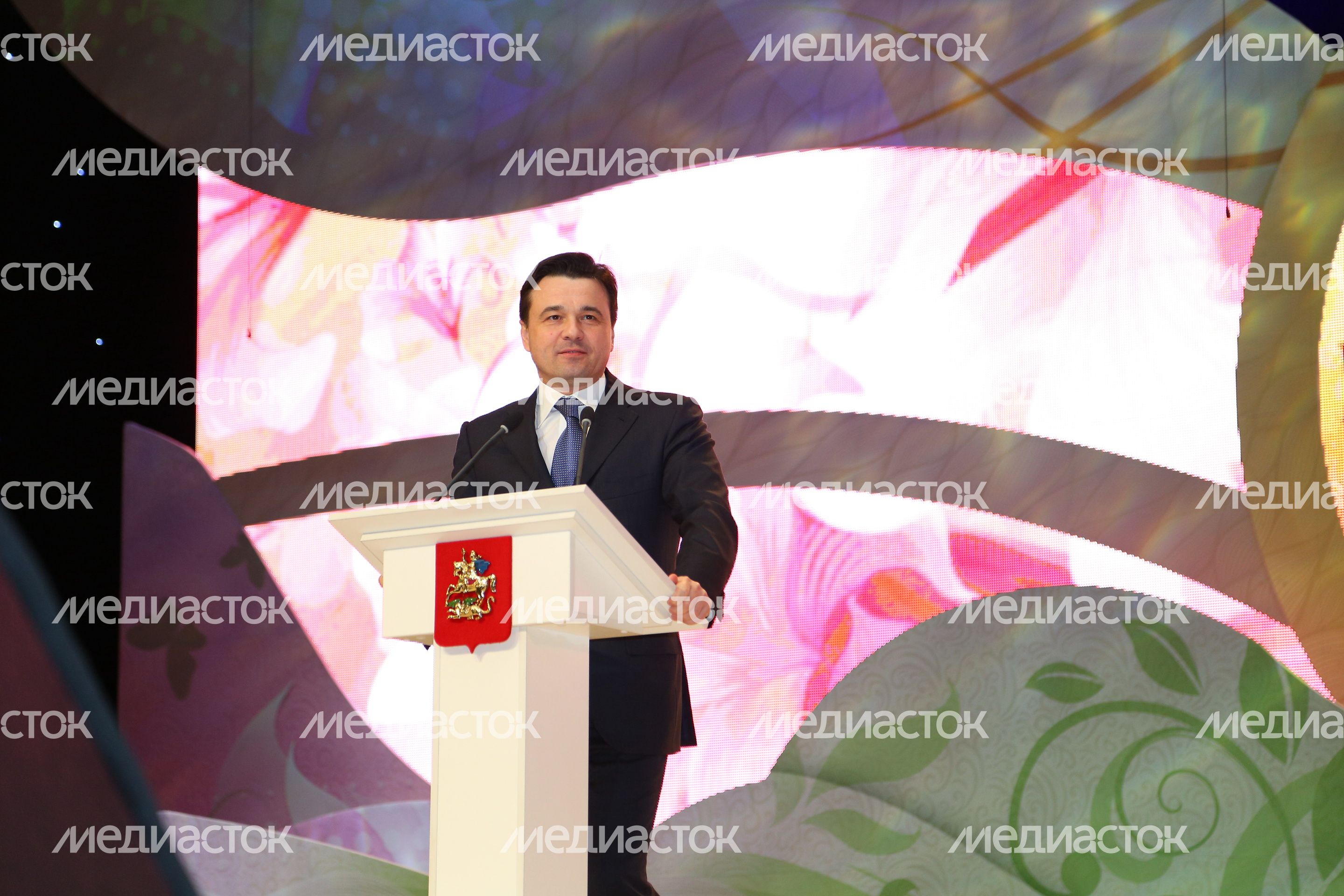 А. Воробьев поздравил выдающихся женщин Московской области
