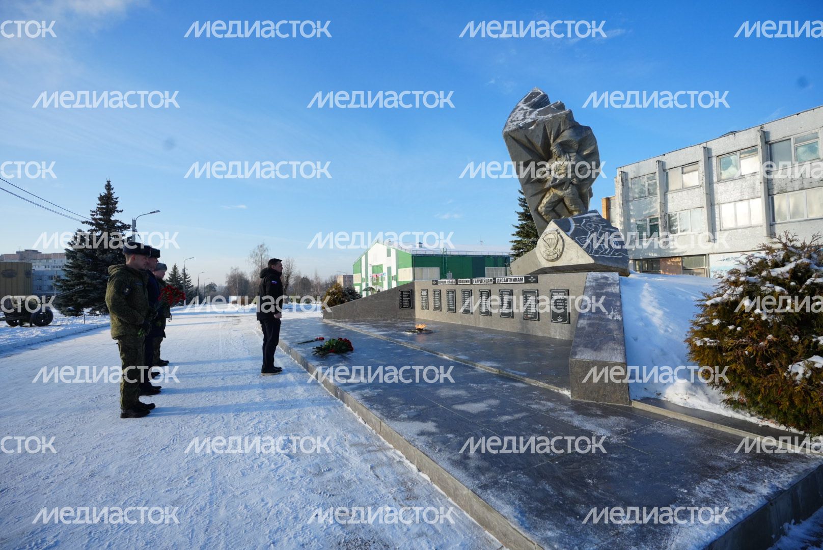 Возложение цветов к мемориалу погибших десантников Губернатором Подмосковья
