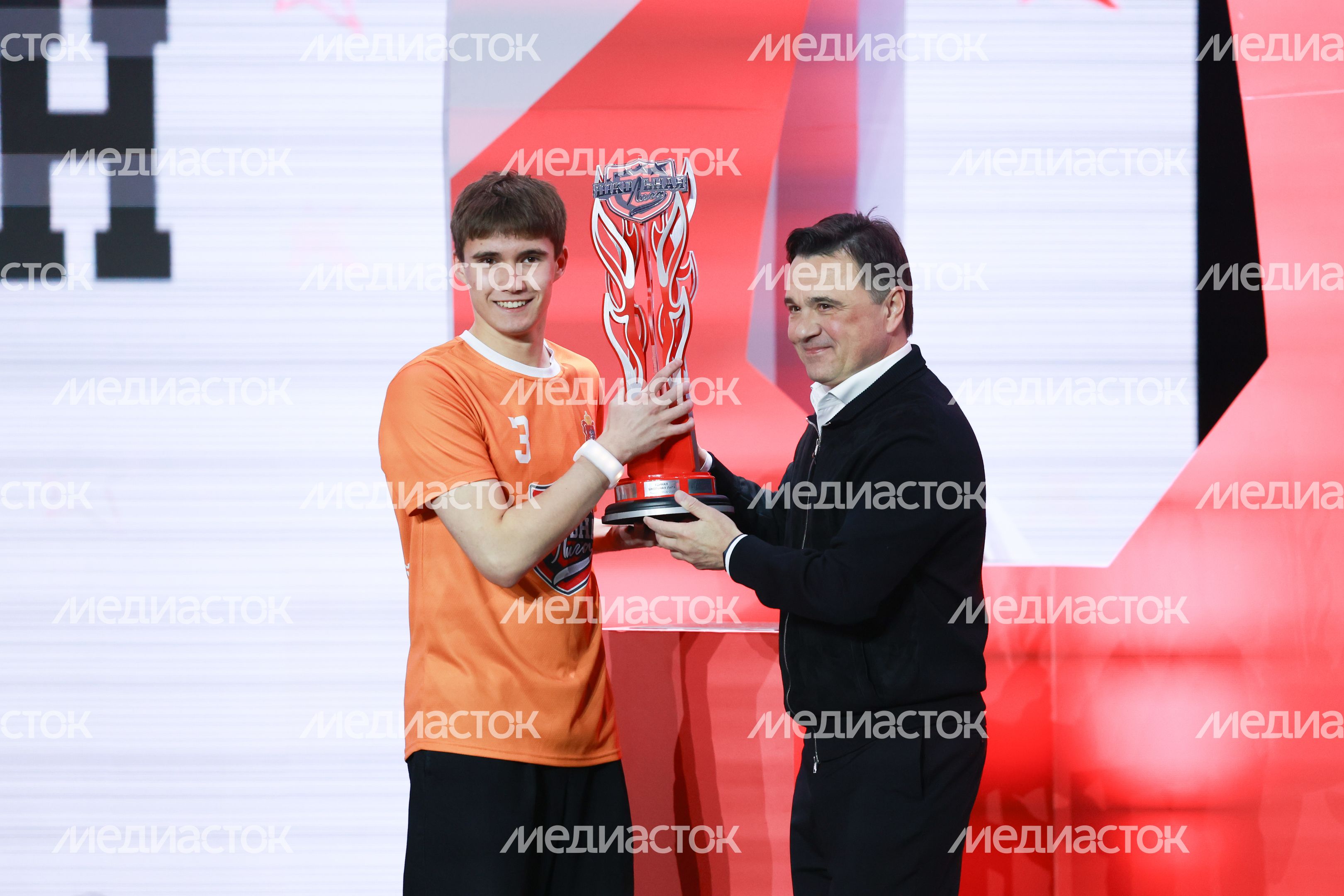 Андрей Воробьев вручил переходящий кубок Школьной лиги команде Одинцовского округа
