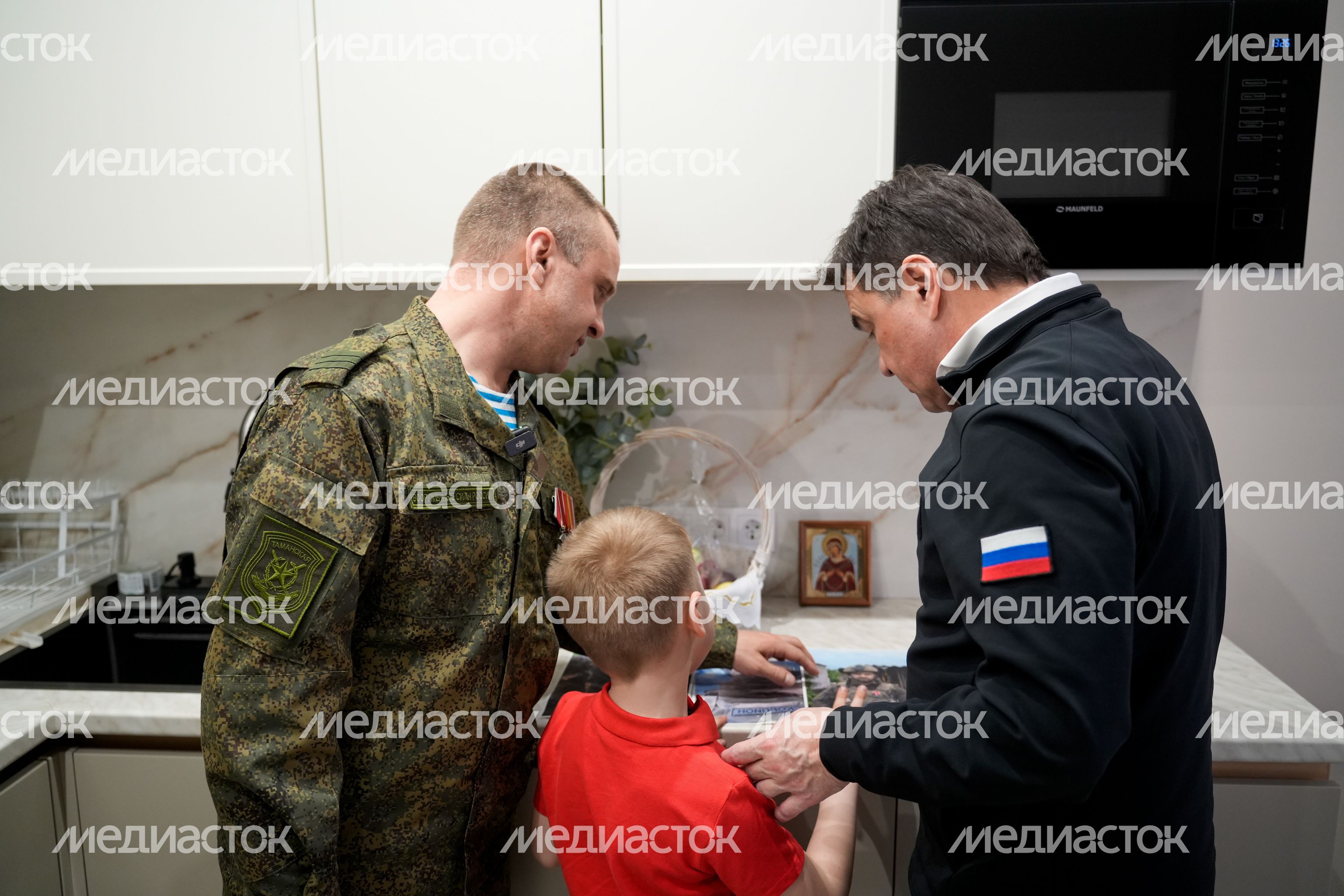 Андрей Воробьев накануне Пасхи навестил  в Электрогорске героя СВО и его семью