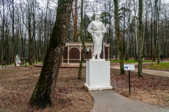 Статуя летчицы в Красногорском городском парке после реконструкции