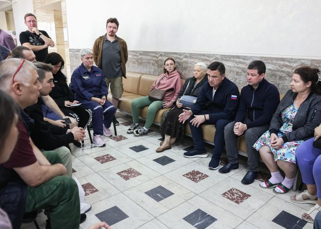 Андрей Воробьев встретился с жителями домов, поврежденных при атаке БПЛА