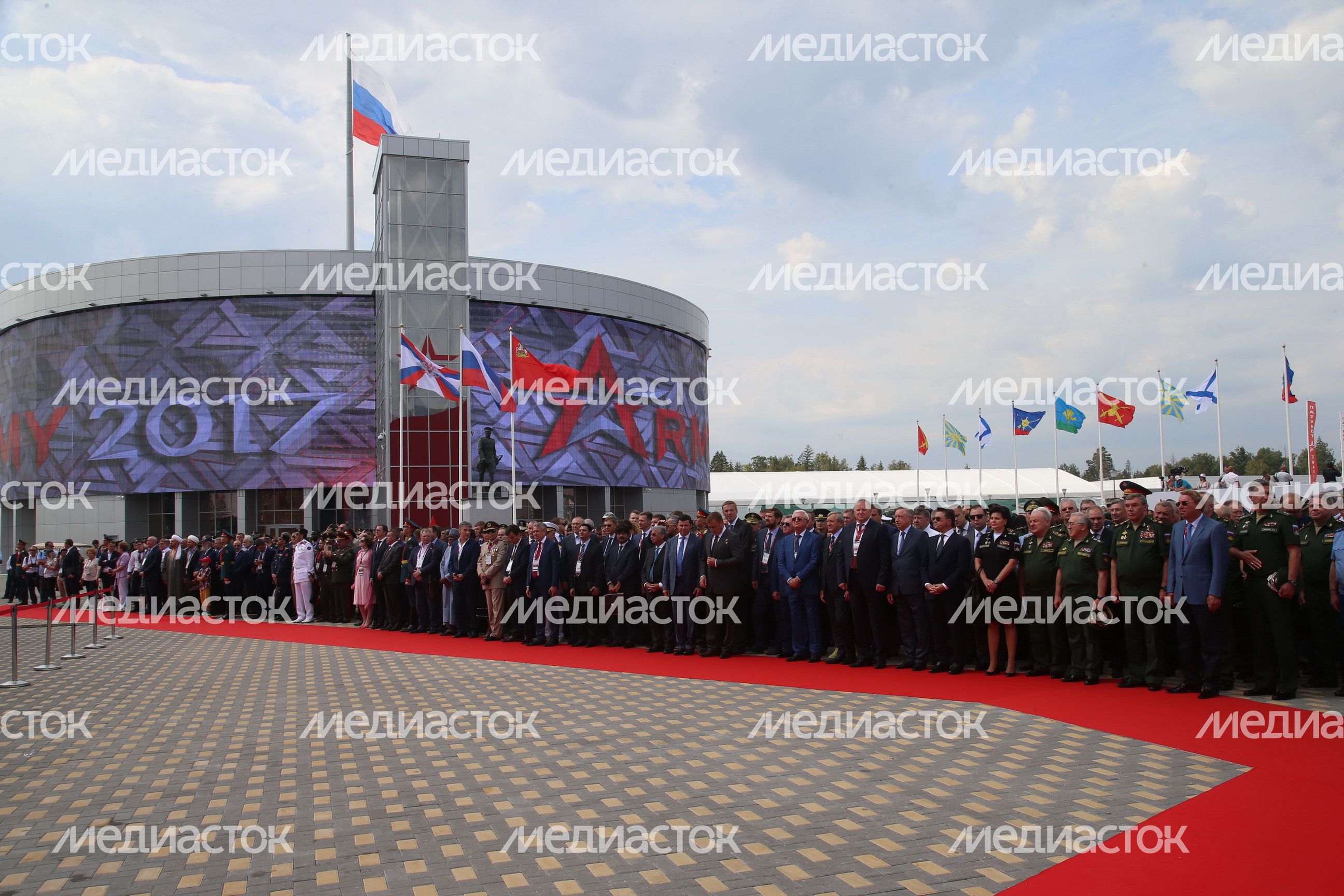 Губернатор посетил форум «Армия-2017» и юнармейский лагерь «Патриот»