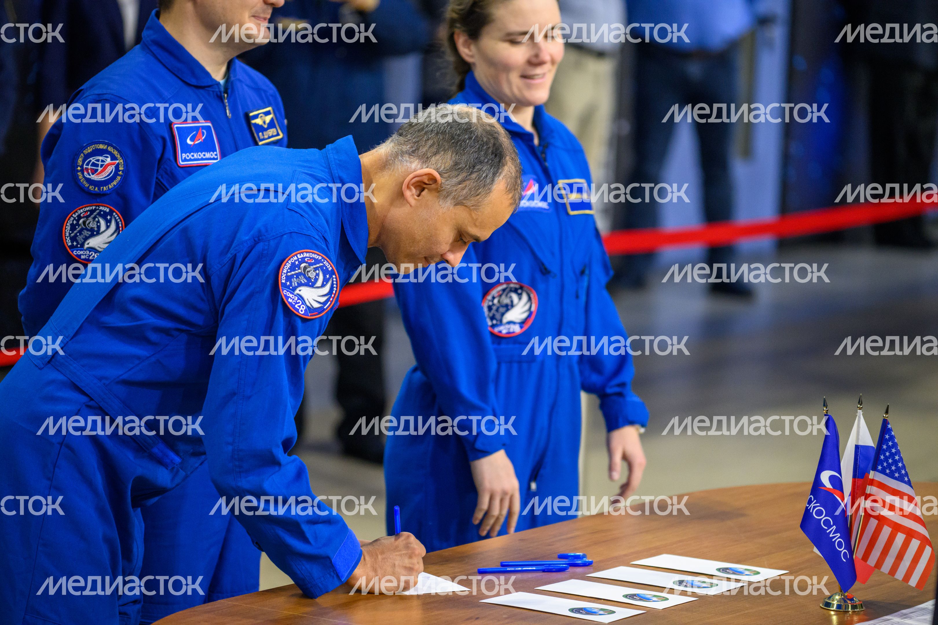 Космонавты дублирующего экипажа МКС-74 Анил Менон, Петр Дубров, Анна Кикина в Звездном городке