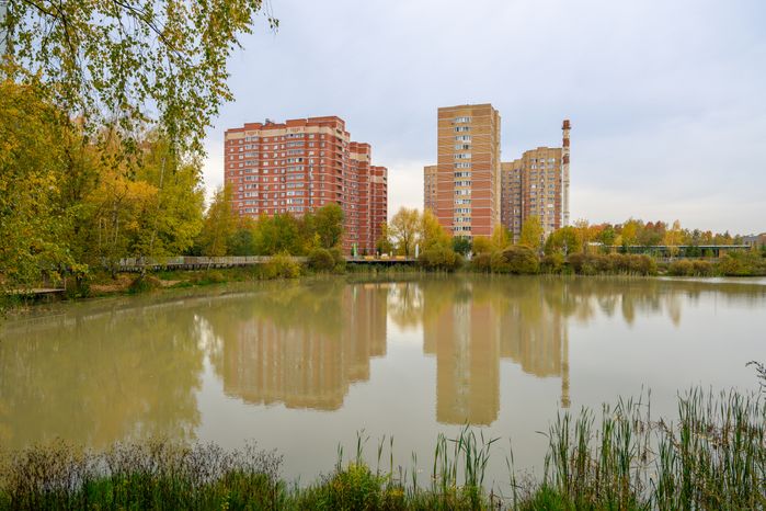 Благоустроенная набережная пруда в лесопарке «Спутник» города Щелково осенью