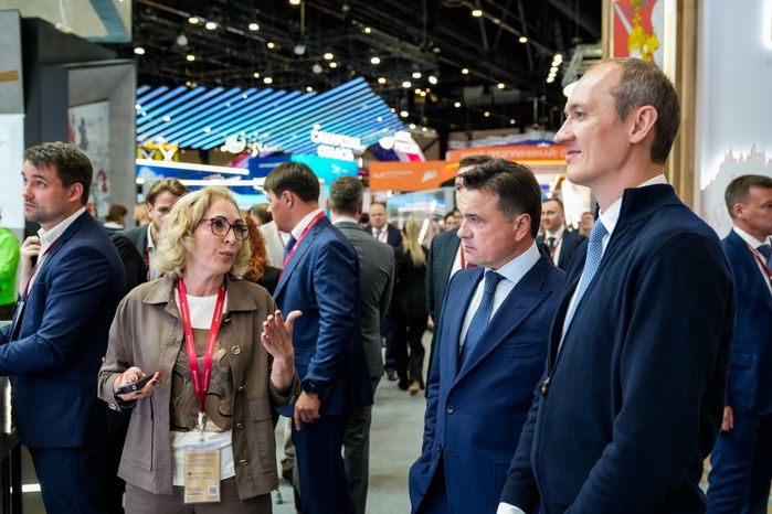 Дмитрий Григоренко осмотрел подмосковный стенд на ПМЭФ-2025