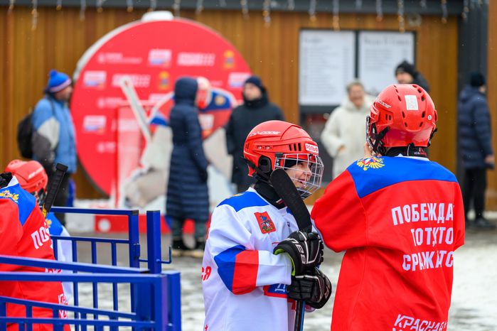 Открытая тренировка для юных хоккеистов от тренера сборной России Романа Ротенберга на катке в Лобне