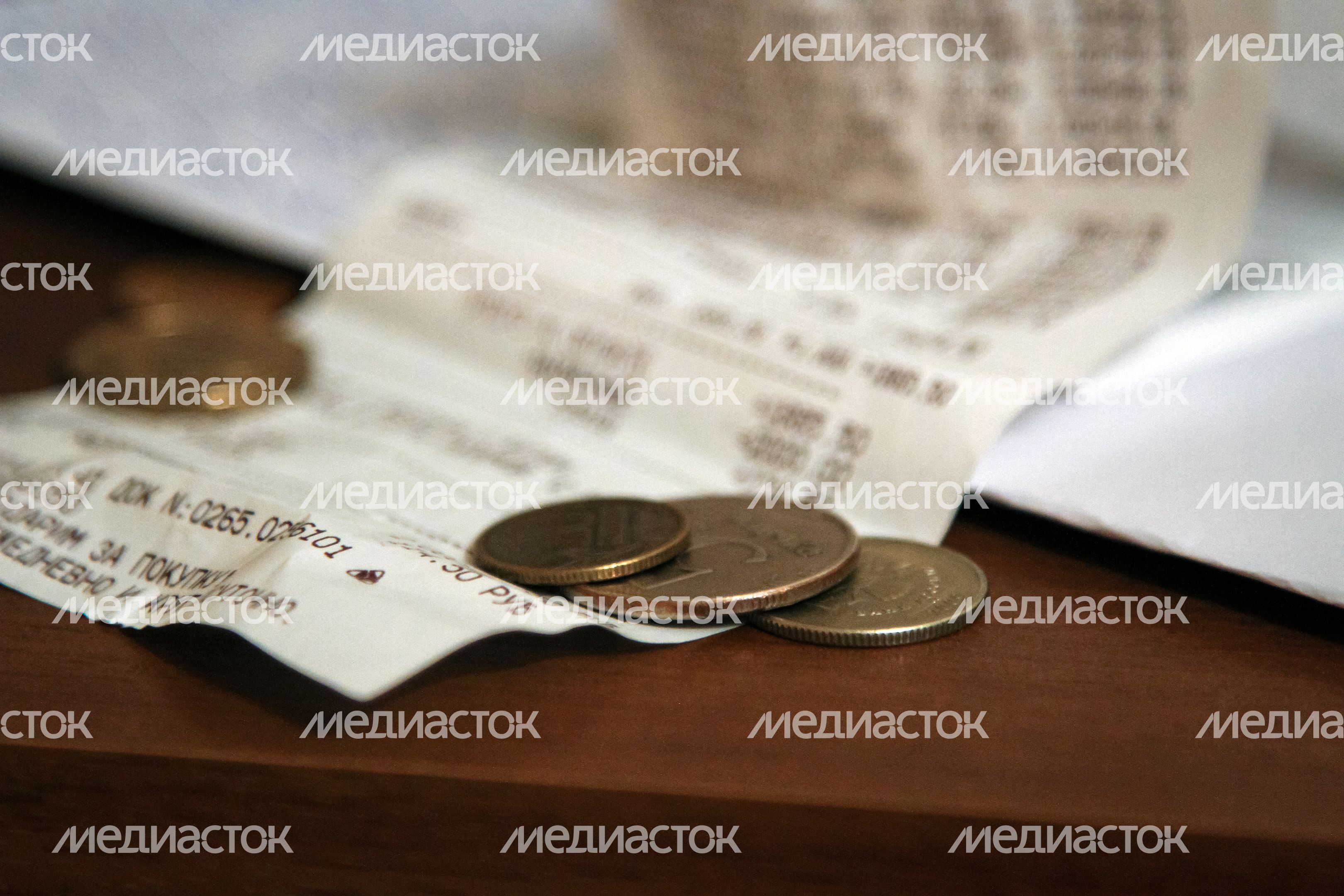Сдача и чек в магазине Сдача и чек в магазине