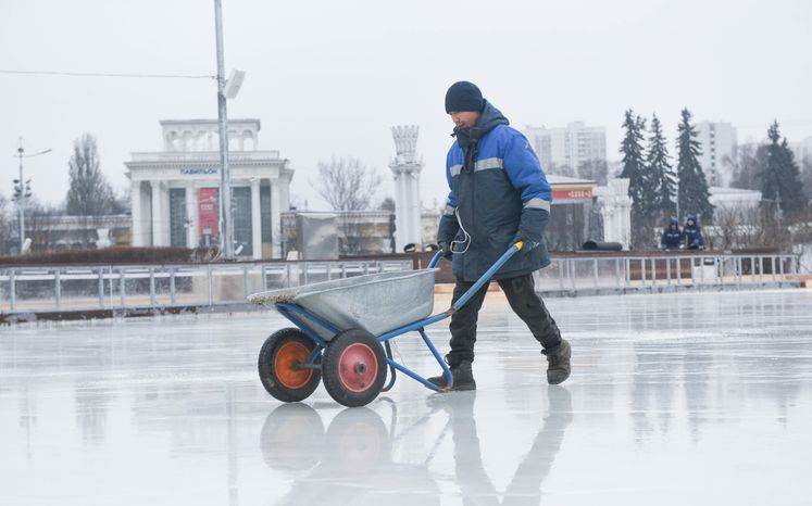Заливка катка на ВДНХ