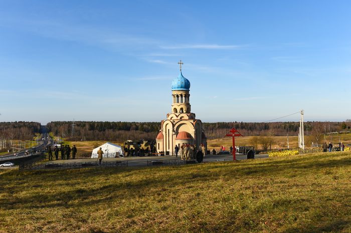 Открытие после реставрации воинского мемориала в деревне Ельня в Подмосковье