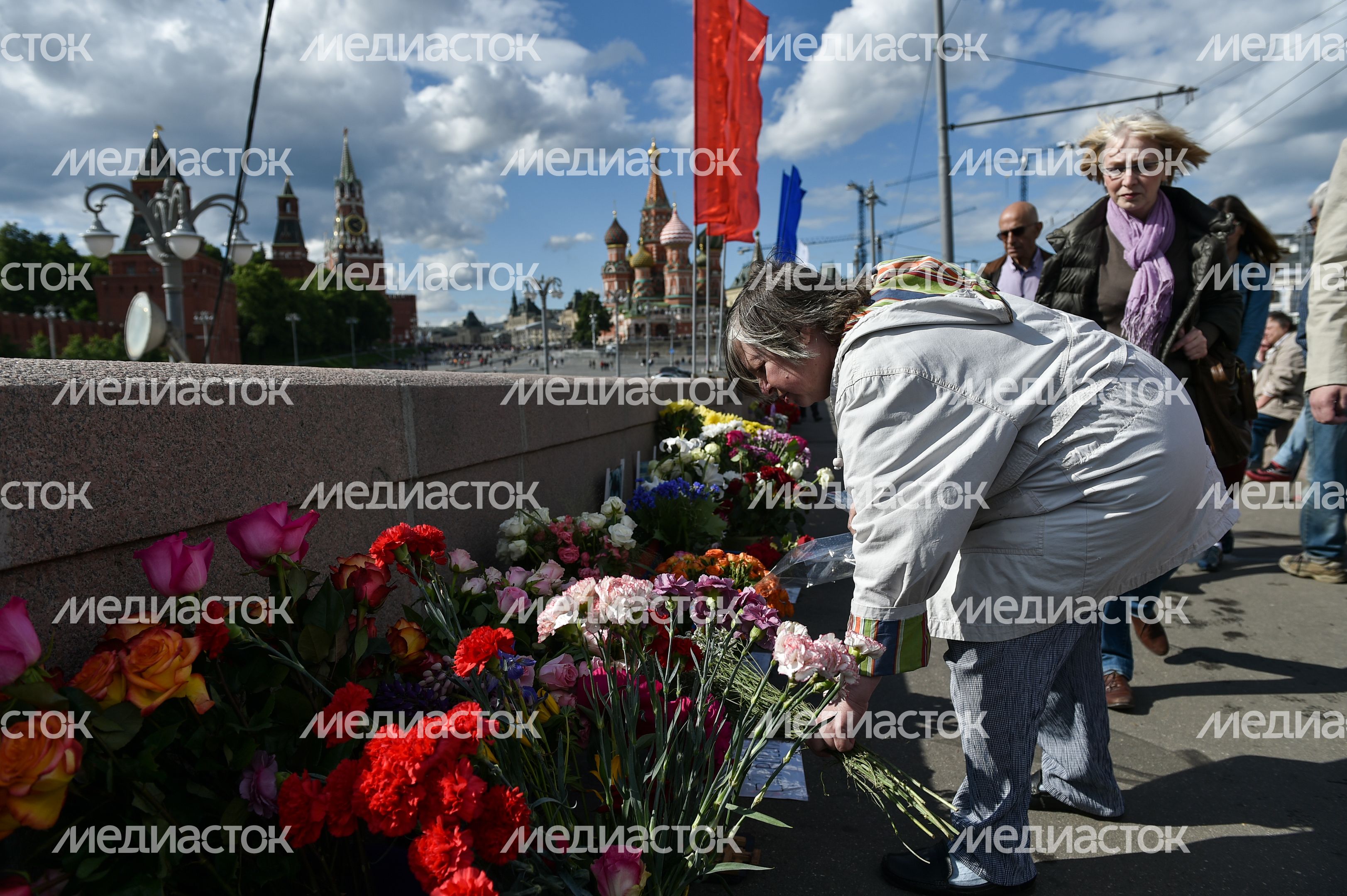 Возложение цветов к месту убийства Бориса Немцова в Москве Возложение цветов к месту убийства Бориса Немцова в Москве