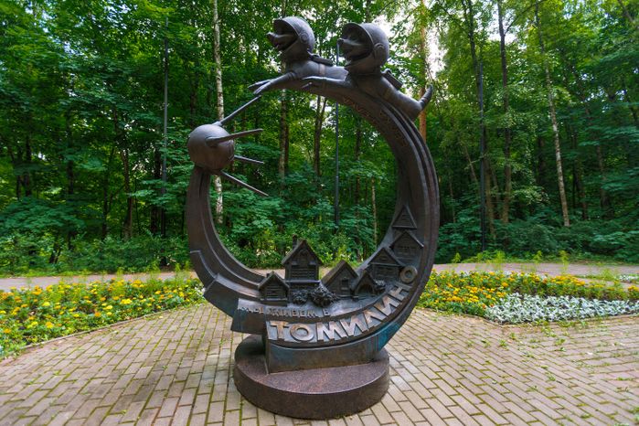 Жанровая скульптура первых собак-космонавтов Белки и Стрелки в Томилинском парке сказок округа Люберцы
