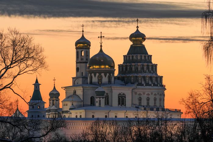 Закат у стен Воскресенского Ново-Иерусалимского ставропигиального монастыря в Истре