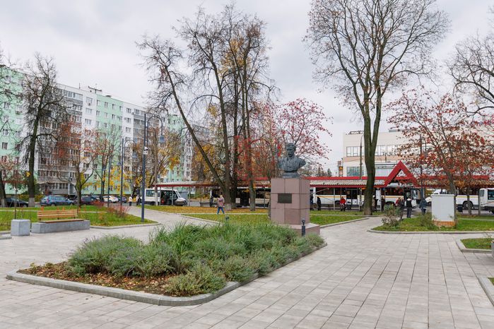 Памятник В. Ногину в Ногинске осенью