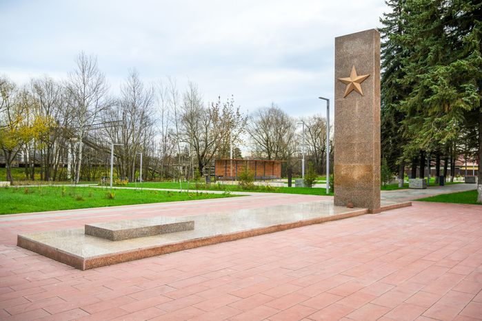 Мемориал воинам Великой Отечественной войны в микрорайоне Белые Столбы города Домодедово осенью