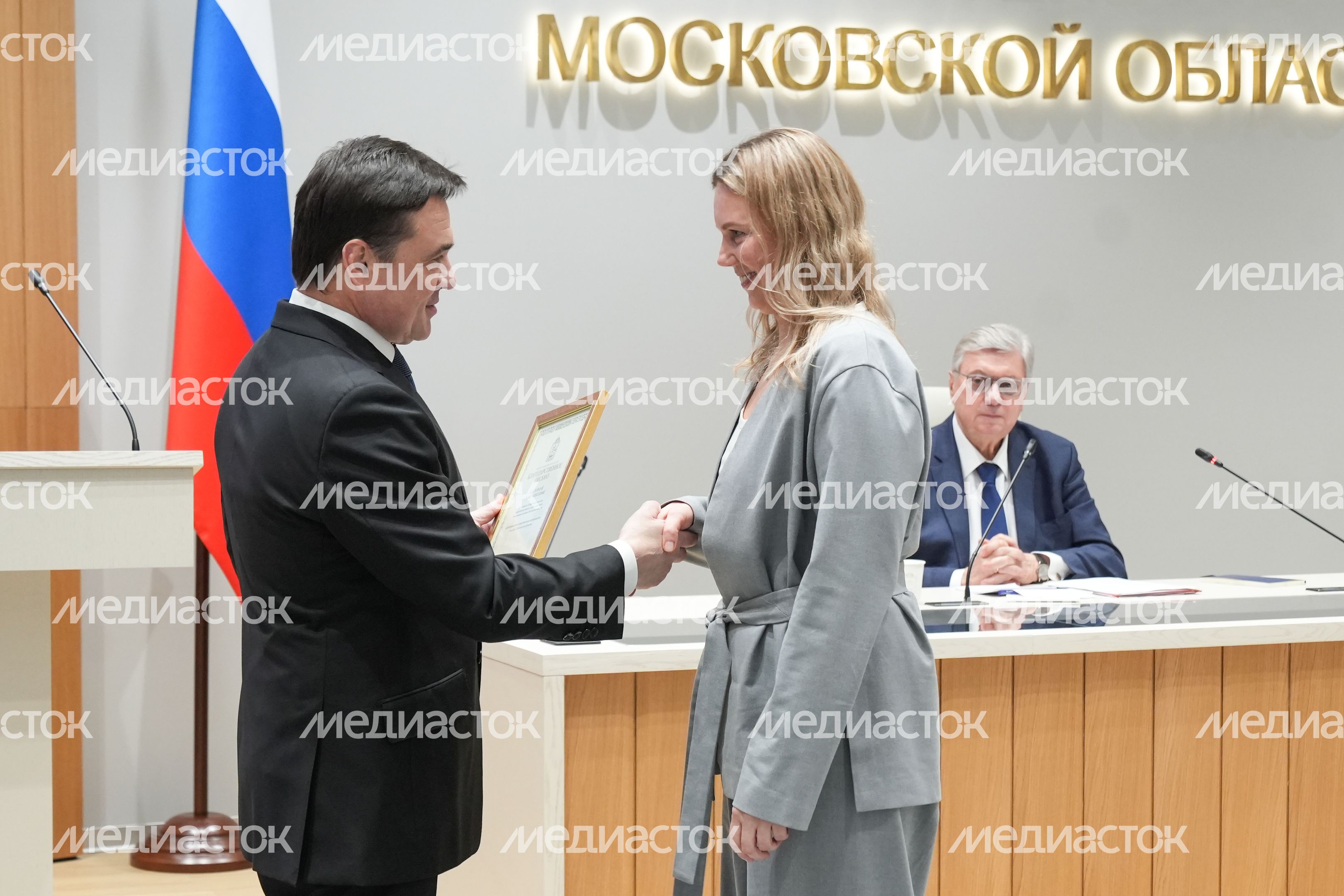 Андрей Воробьев поблагодарил общественников за работу и вручил им областные награды Андрей Воробьев поблагодарил общественников за работу и вручил им областные награды