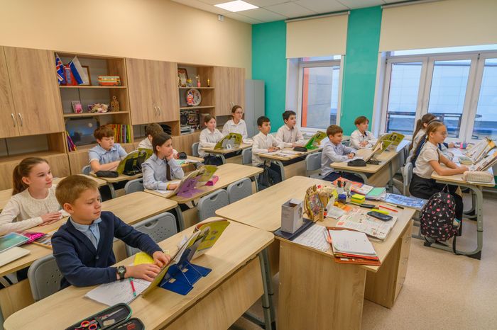 Ученики в классе средней школы №28 в поселке Коренево округа Люберцы после капитального ремонта