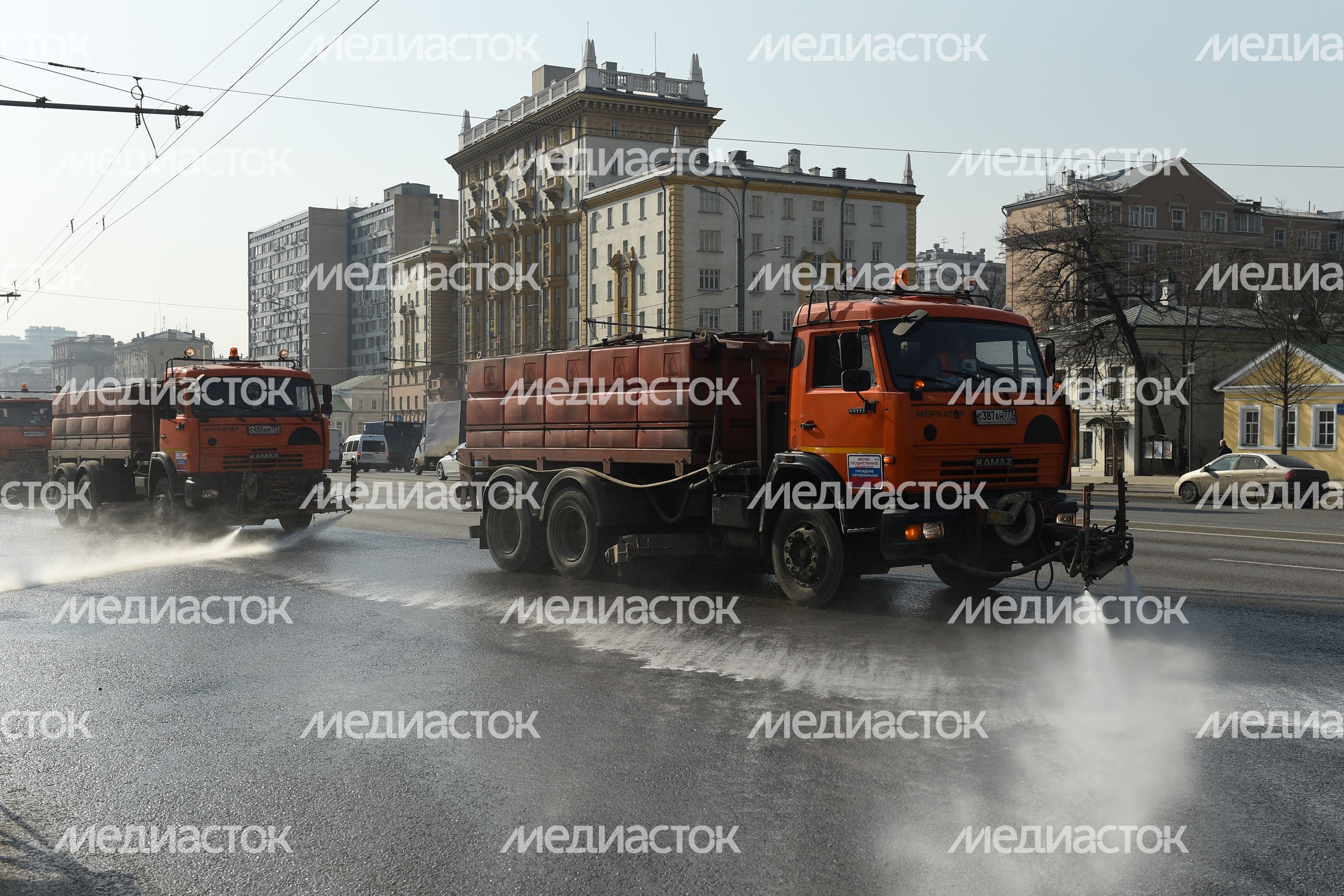 Дороги и тротуары в Москве вымыли с шампунем