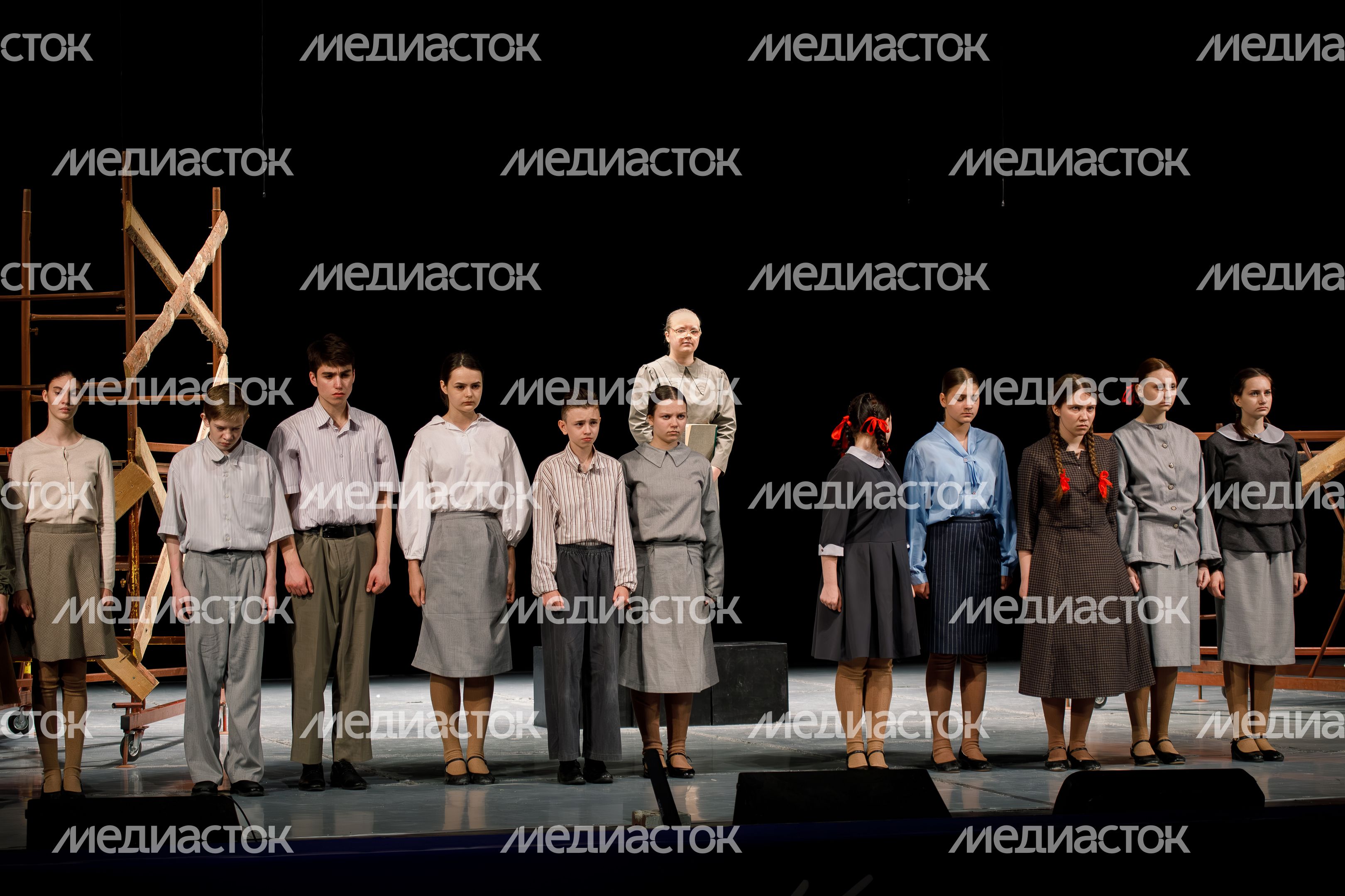 Спектакль «Завтра была война» филиала Детского театра-студии «Колесо» при МБУ ДДТ «Большое Гнездо» из Дмитрова Спектакль «Завтра была война» филиала Детского театра-студии «Колесо» при МБУ ДДТ «Большое Гнездо» из Дмитрова