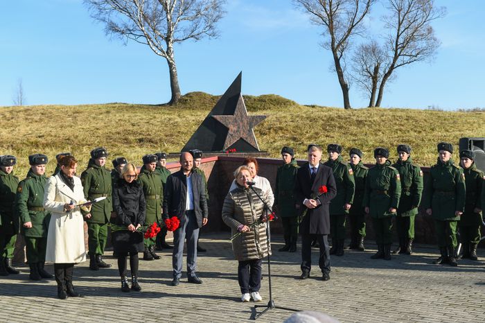 Открытие после реставрации воинского мемориала в деревне Ельня в Подмосковье
