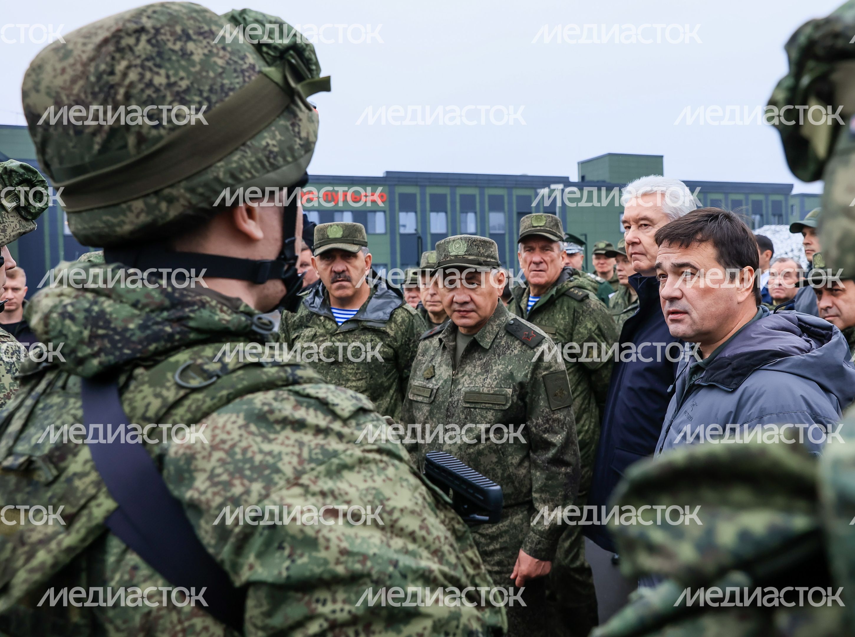 Проверка губернатором Подмосковья условий размещения мобилизованных в парке «Патриот»
