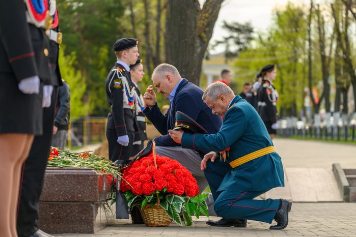 Возложение ветеранами цветов к мемориалу в Дмитровском округе в преддверие Дня Победы