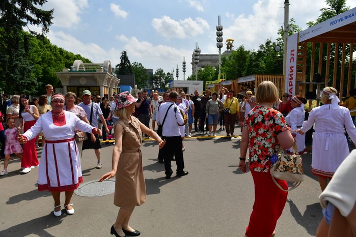 Стенд Подмосковья открылся в День России на форуме «Путешествуй!»