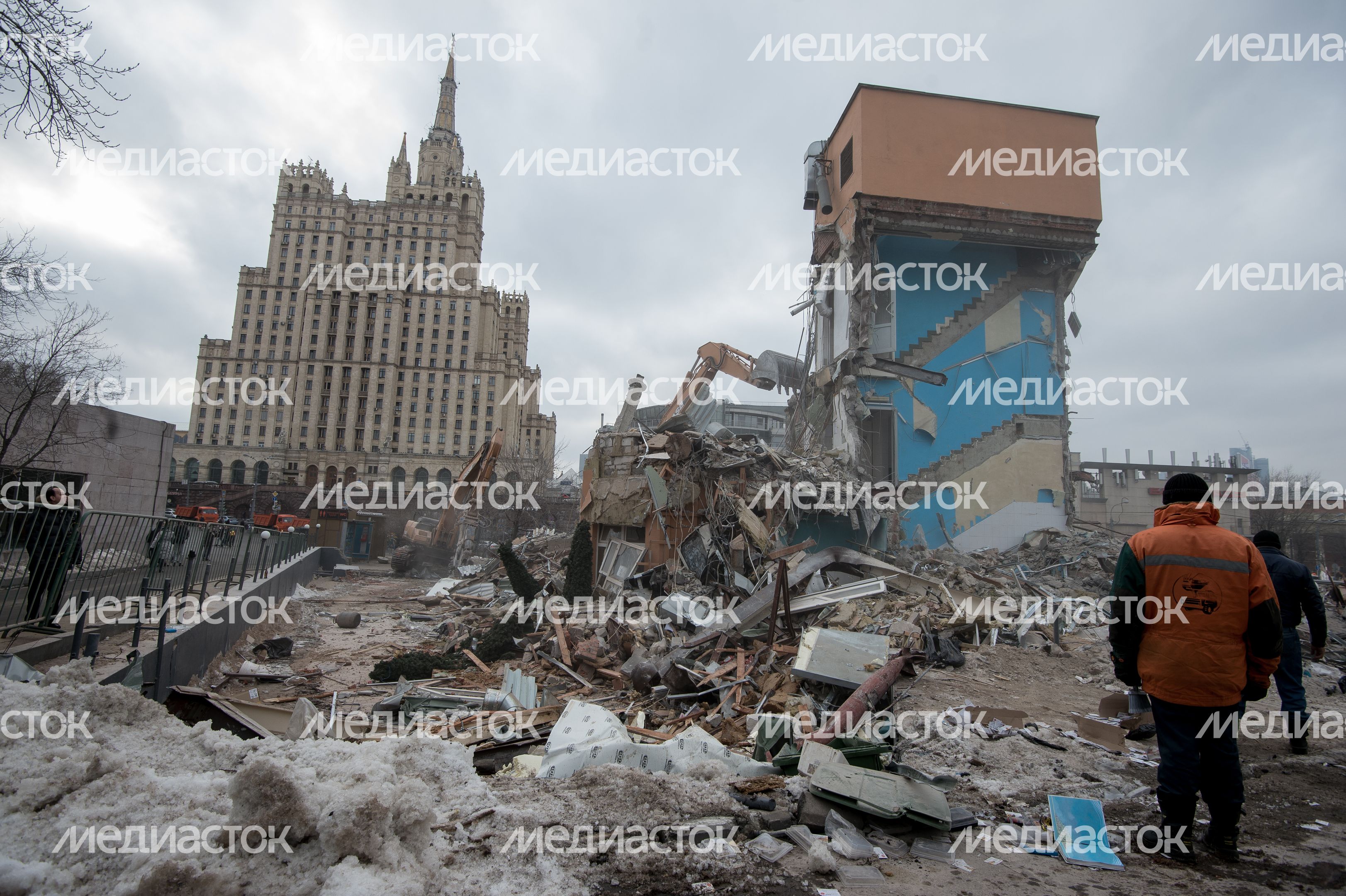 Снос самостроя у станции метро Баррикадная в Москве