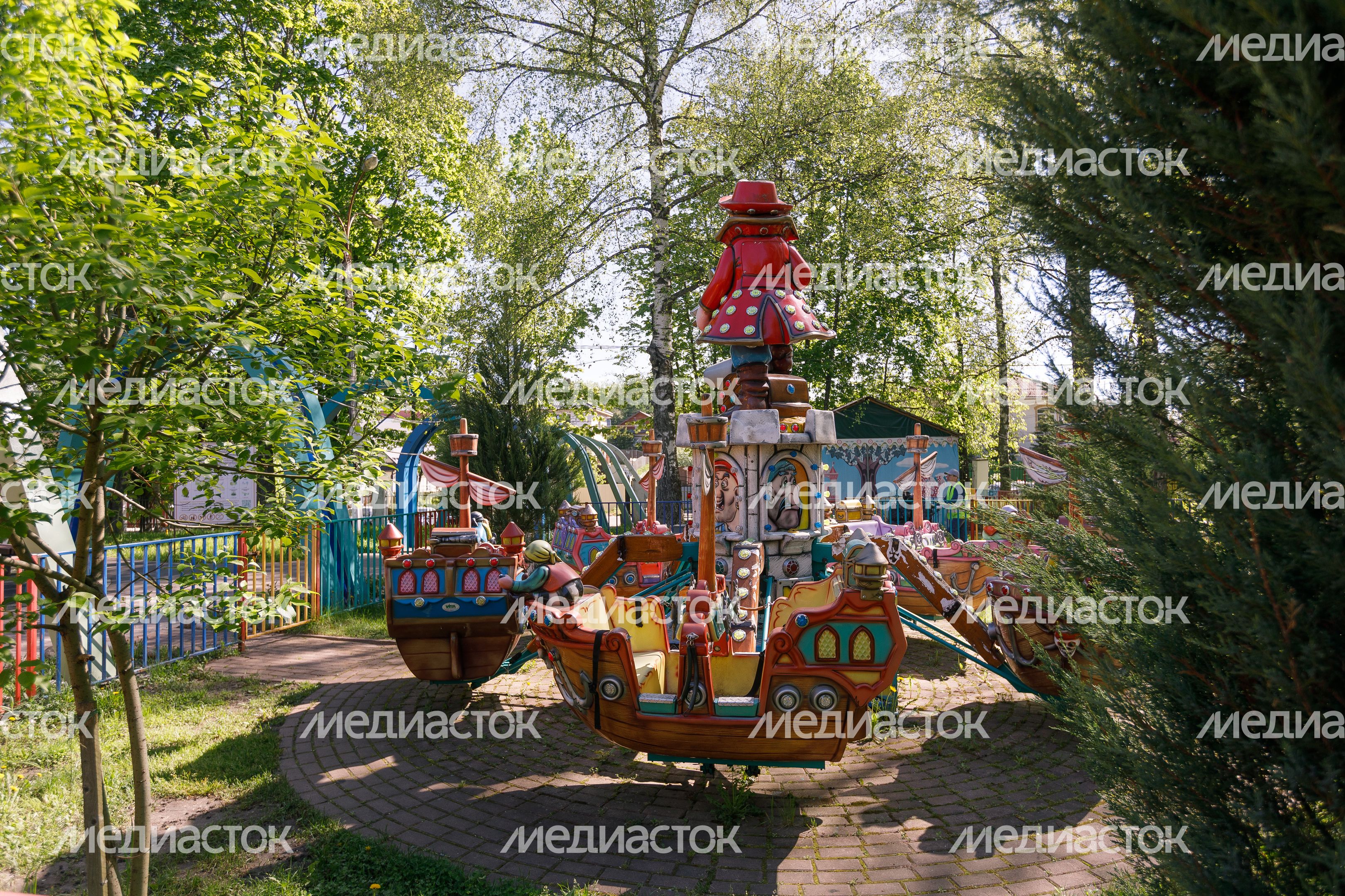 Аттракционы в парке «Березовая роща» города Дмитров Аттракционы в парке «Березовая роща» города Дмитров