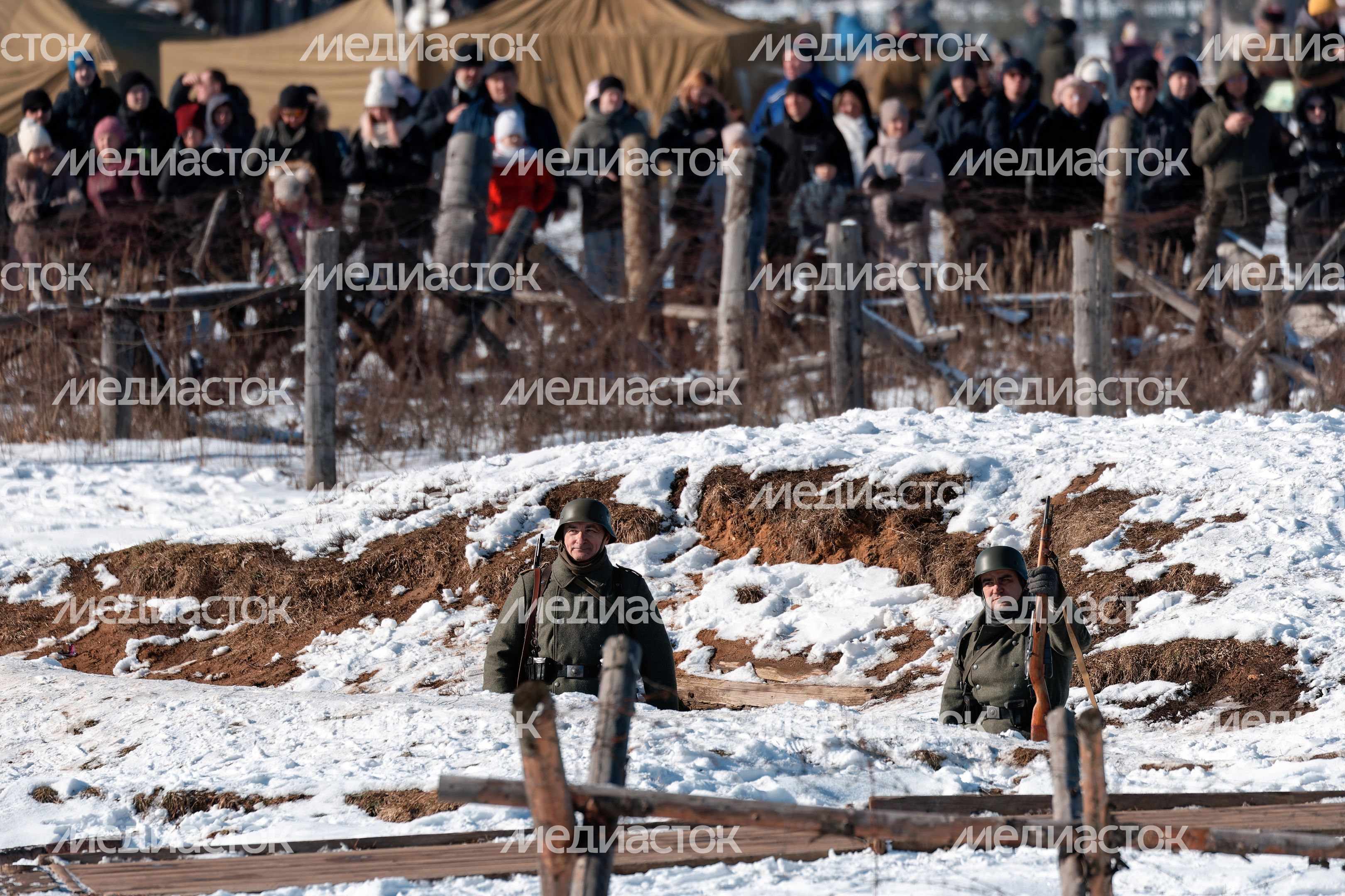 Военно-историческая реконструкция битвы за Сталинград у храма ВС РФ в Кубинке Военно-историческая реконструкция битвы за Сталинград у храма ВС РФ в Кубинке