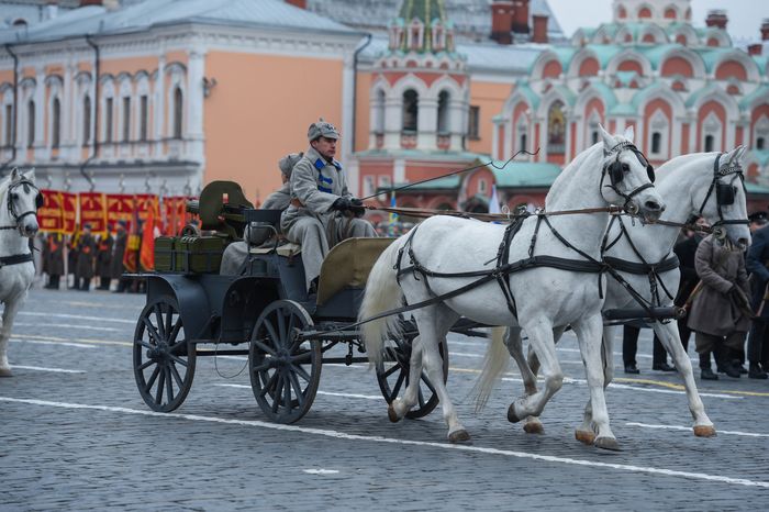 Торжественный марш в честь парада 1941 года на Красной площади в Москве