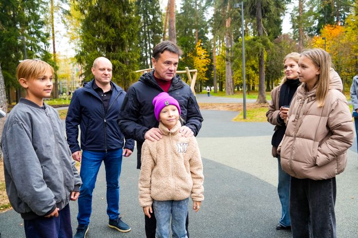 Андрей Воробьев проверил благоустройство лесопарка "Банный лес"