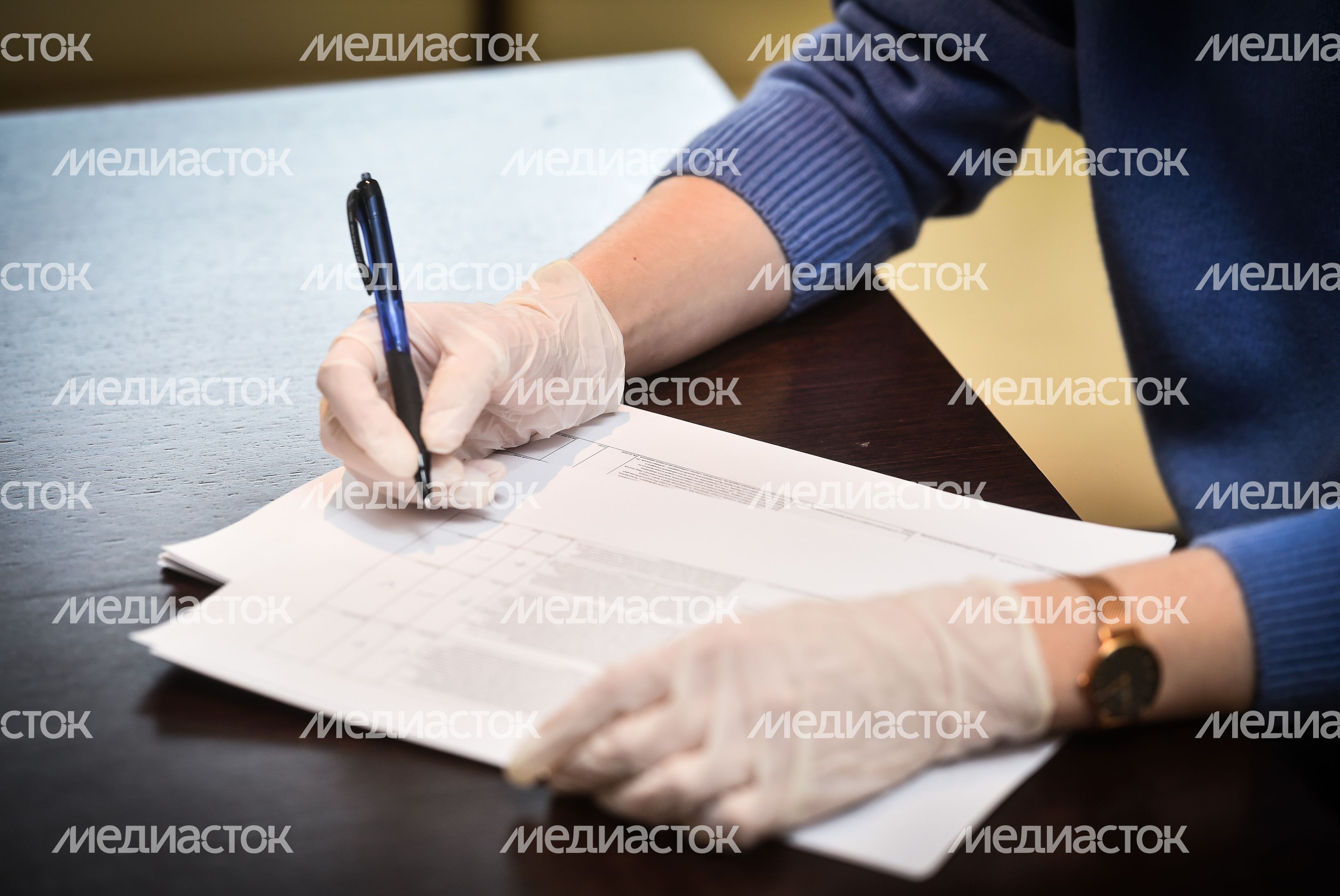 Подписание документов в защитных перчатках Подписание документов в защитных перчатках