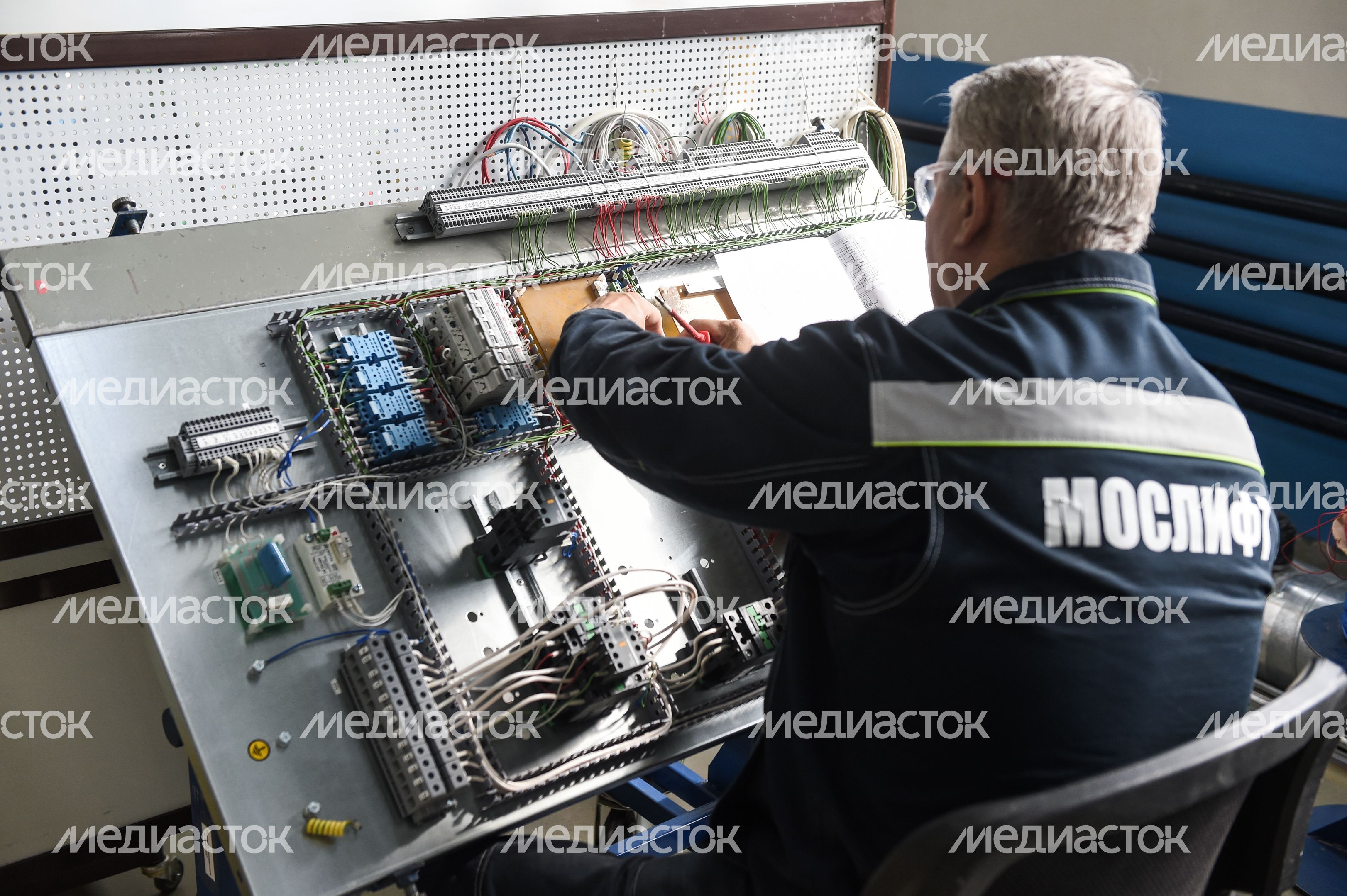 Экскурсия для студентов на производство Мослифт